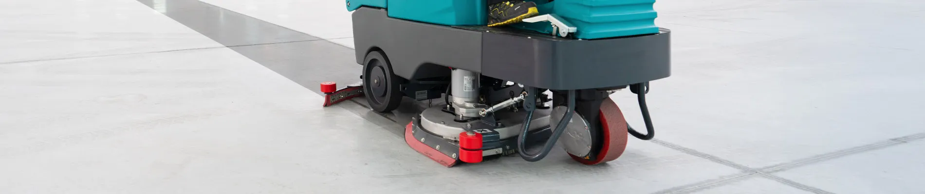 Lavapavimenti uomo a bordo