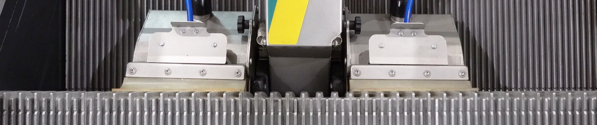 Macchina per pulire le alzate delle scale mobili