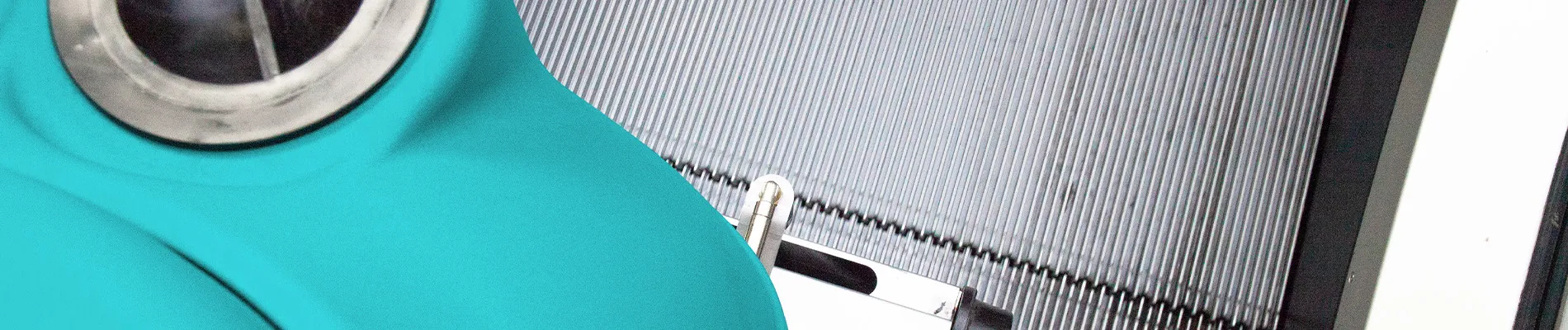 Macchine per la pulizia di scale mobili e tappeti mobili