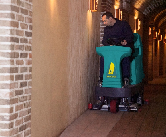 Lavasciuga industriale uomo a bordo E100 pulizia pavimento piastrellato