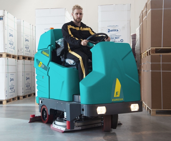 Lavasciuga industriale E110D pulizia magazzini di grandi dimensioni