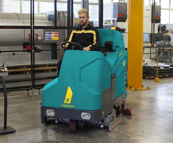 Lavapavimenti uomo a bordo E110R combinata