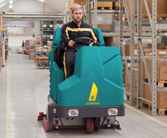 E110-R Macchina combinata spazzante / lavante, per grandi pavimenti