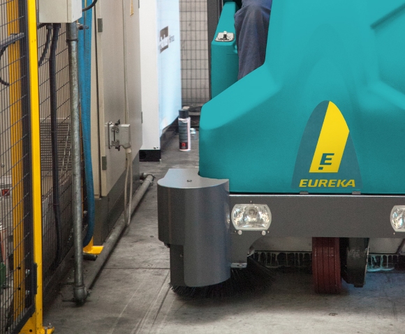 E110R macchina lavasciuga e spazzatrice combinata