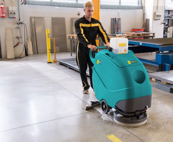 lavasciuga industriale E55 pulizia capannone