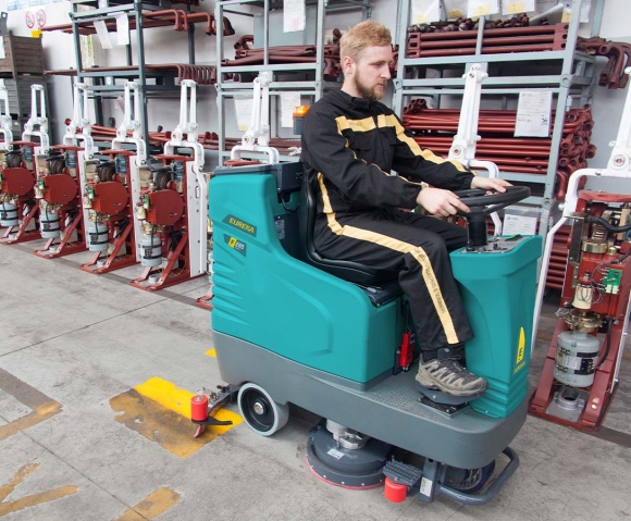 Lavasciuga industriale uomo a bordo E65 per pulizia magazzino