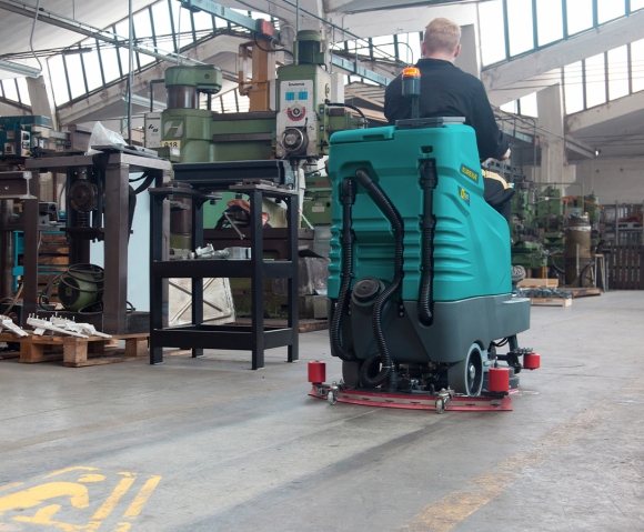 Lavasciuga industriale uomo a bordo E65 per pulizia officina