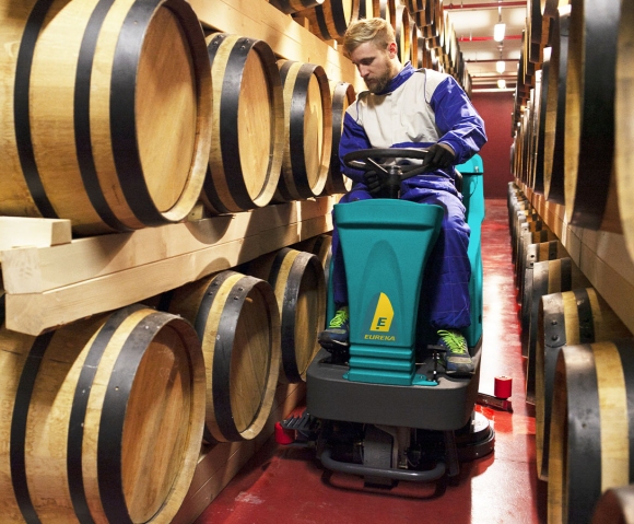 lavasciuga industriale uomo a bordo E75 pulizia cantina