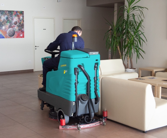 lavasciuga uomo a bordo E75 pulizia hotel