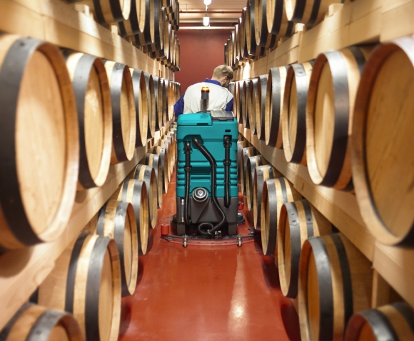 lavasciuga industriale uomo a bordo E75 pulizia spazi stretti