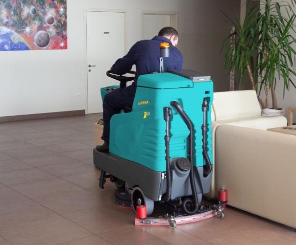 Lavasciuga industriale E83 per pulizia hotel