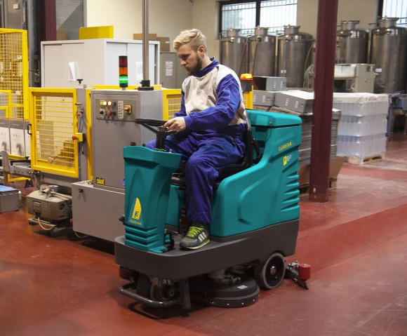 Lavasciuga uomo a bordo E83 per pulizia industria metalmeccanica