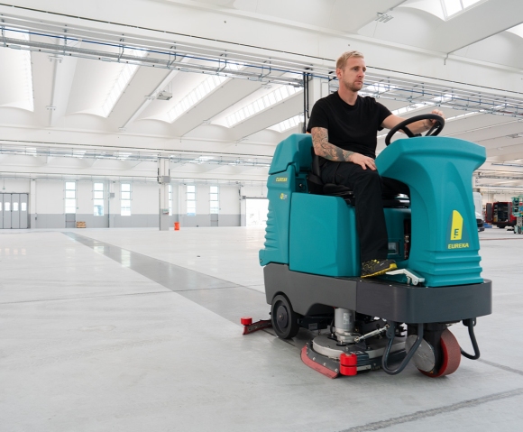 Lavasciuga uomo a bordo E85 pulizia magazzino di grandi dimensioni