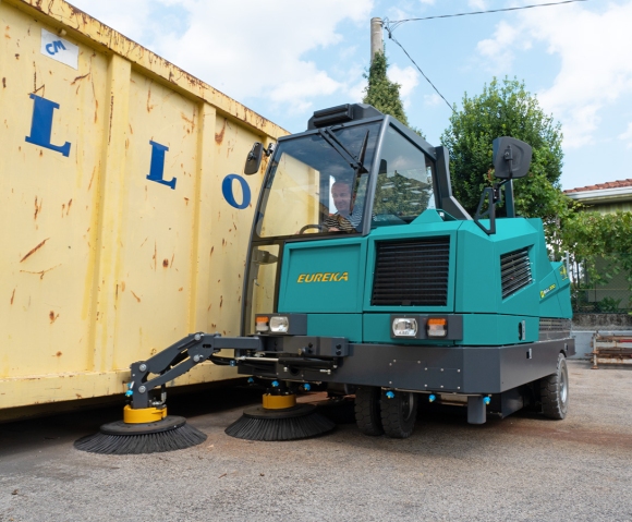 Spazzatrice industriale Bull 200 con spazzola estensibile