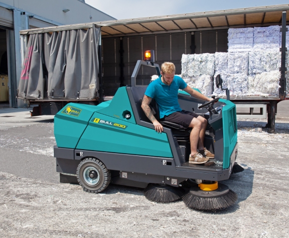 Spazzatrice industriale Bull 200 per pulizia piazzali di grandi dimensioni