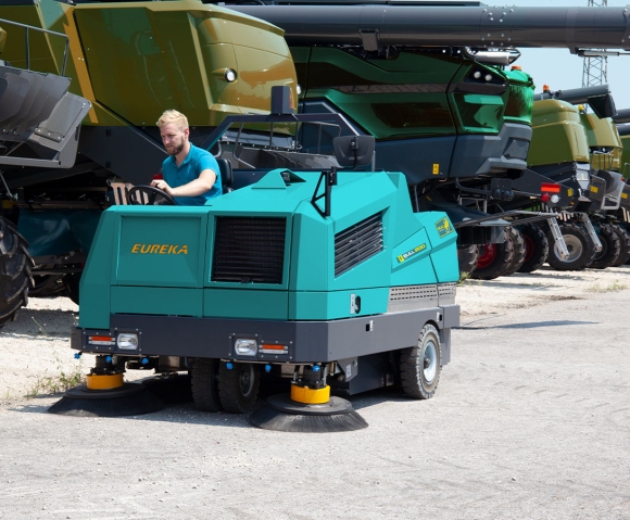 Spazzatrice industriale Bull 200 con sistema di carico diretto dei detriti