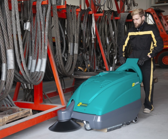 Spazzatrice uomo a terra per pulire magazzino