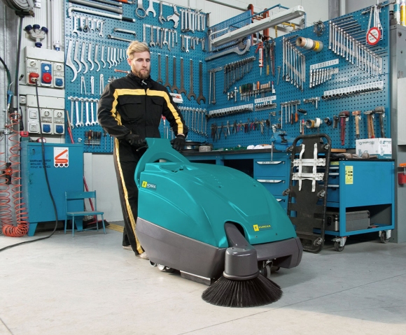 Spazzatrice uomo a terra per pulire officina meccanica