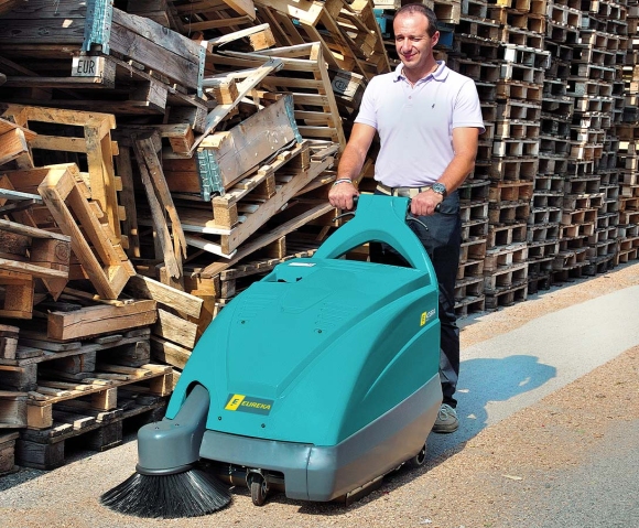 Spazzatrice uomo a terra per pulire piazzale