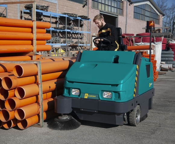 Spazzatrice industriale Magnum per pulizia magazzini di grandi dimensioni