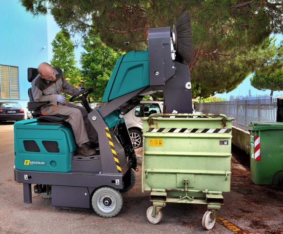 Spazzatrice industriale Magnum con scarico idraulico in quota