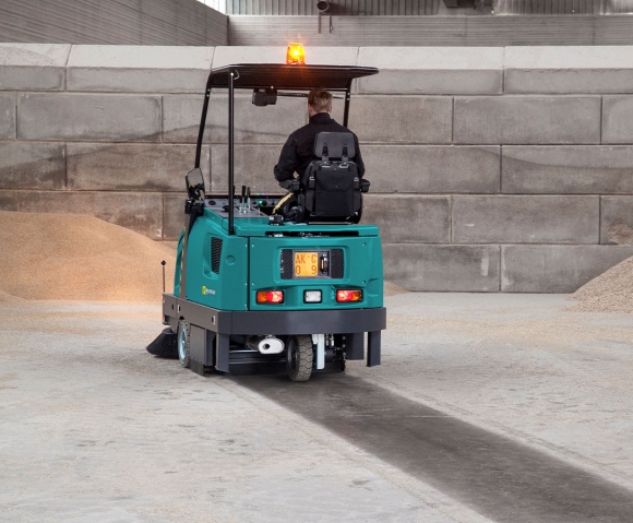 Spazzatrice industriale Magnum per pulizia depositi di grandi dimensioni