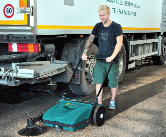 Spazzatrice manuale per pulizia officina meccanica