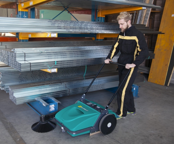 Spazzatrice manuale per pulizia magazzino