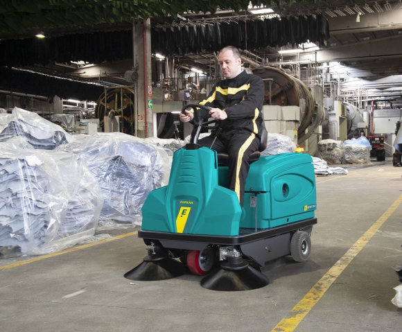 Spazzatrice uomo a bordo Rider 1201 per pulizia magazzino