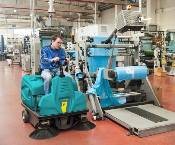 Spazzatrice industriale uomo a bordo Rider 1201 con dimensioni compatte