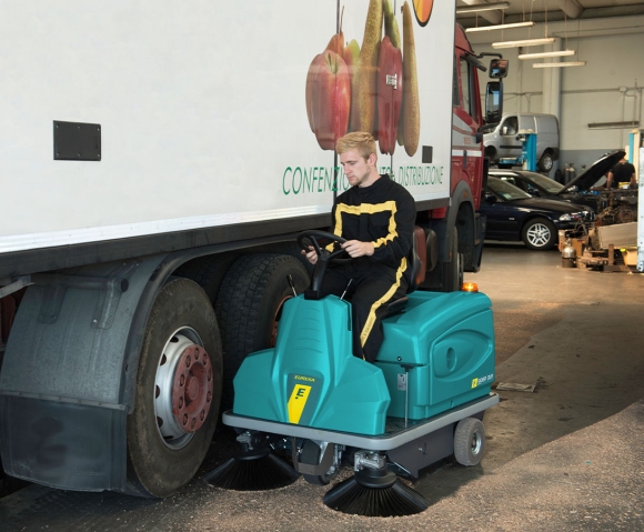 Spazzatrice uomo a bordo Rider 1201 per pulizia capannoni industriali