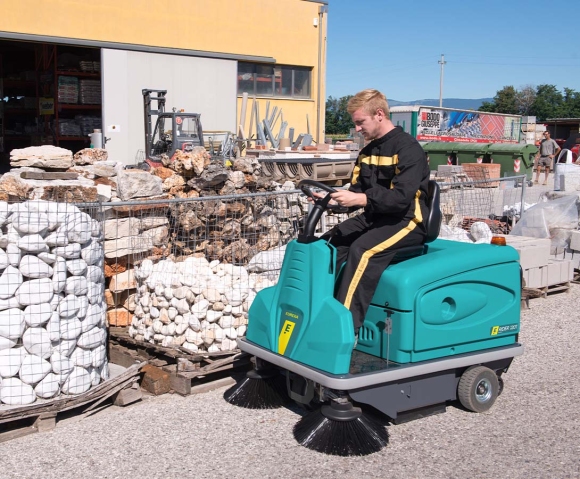 Spazzatrice uomo a bordo Rider 1201 per pulizia piazzali