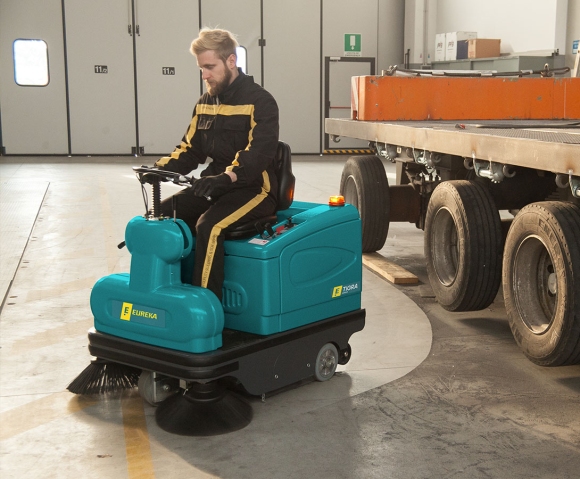 Tigra spazzatrice uomo a bordo per pulire officina