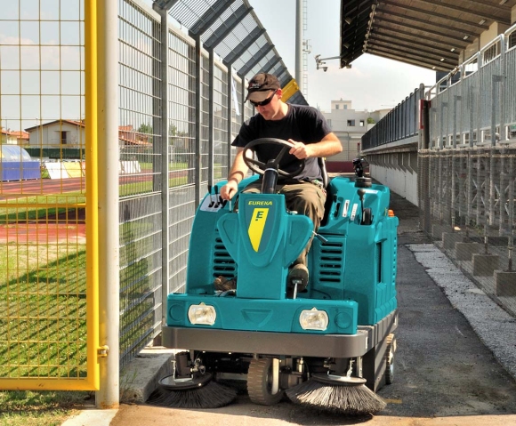 Spazzatrice uomo a bordo Extrema per pulizia spazi esterni