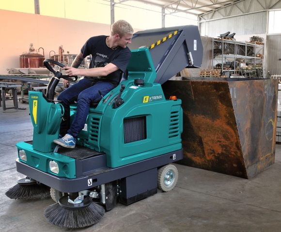 Spazzatrice industriale Extrema con scarico in quota