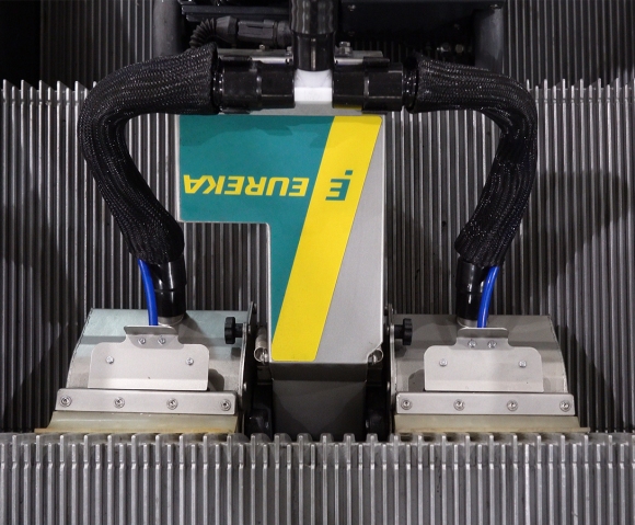 Macchina per la pulizia delle alzate dei gradini delle scale mobili