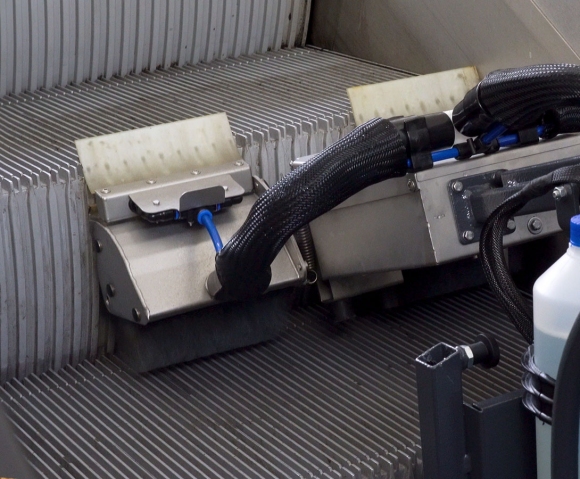 Macchina per pulire le alzate delle scale mobili