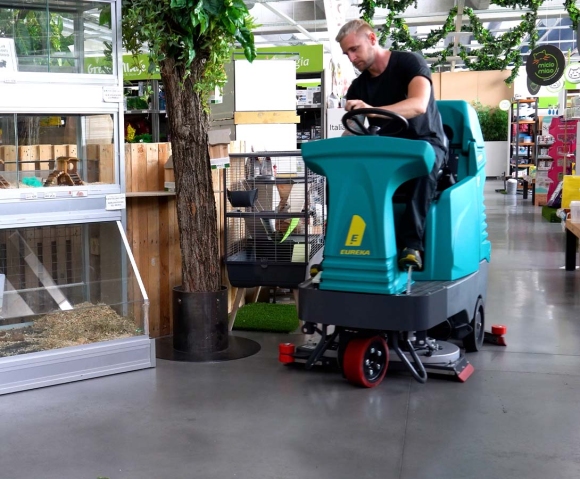 Lavasciuga uomo a bordo E100 pulizia negozio prodotti per animali