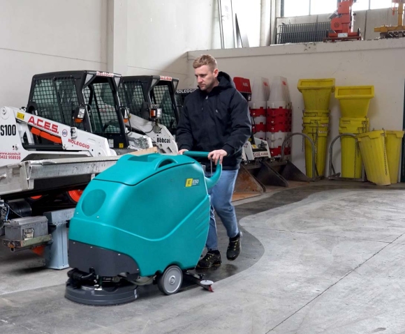 lavasciuga industriale E50 pulizia magazzino edile