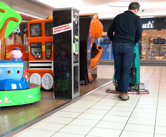 lavasciuga pavimenti E61 pulizia centro commerciale