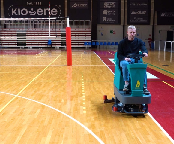 Lavasciuga uomo a bordo E65 per pulizia impianti sportivi