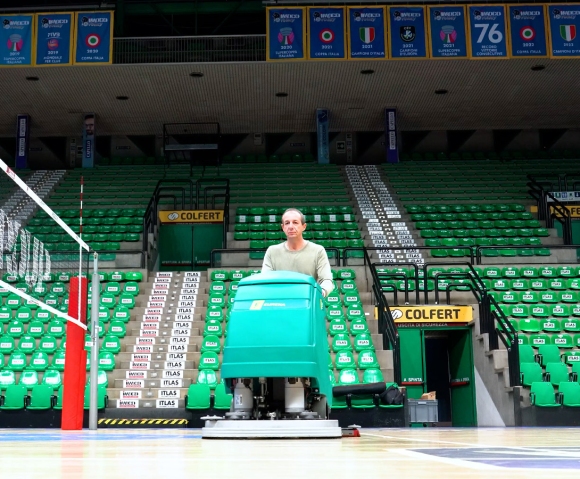 Lavasciuga pavimenti professionale E81 pulizia palazzetto dello sport