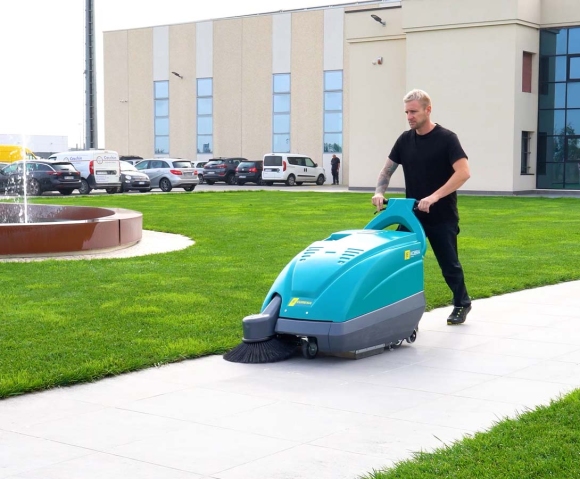 Spazzatrice uomo a terra per pulire viale