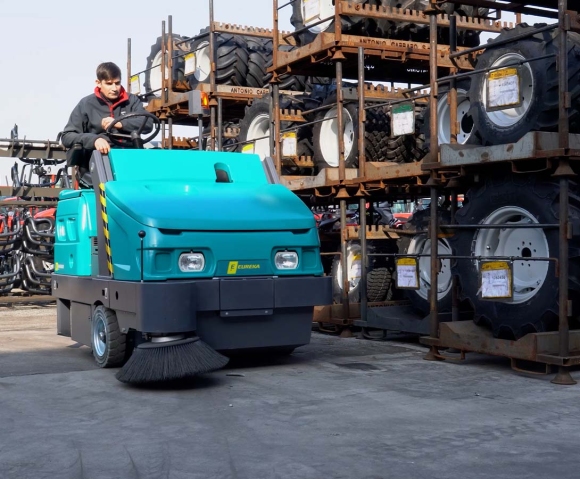 Spazzatrice uomo a bordo Magnum progettata per la pulizia di grande aree