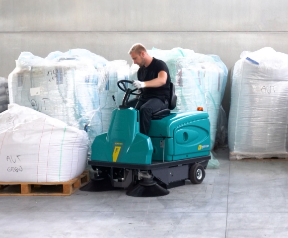 Spazzatrice uomo a bordo Rider 1201 molto maneggevole