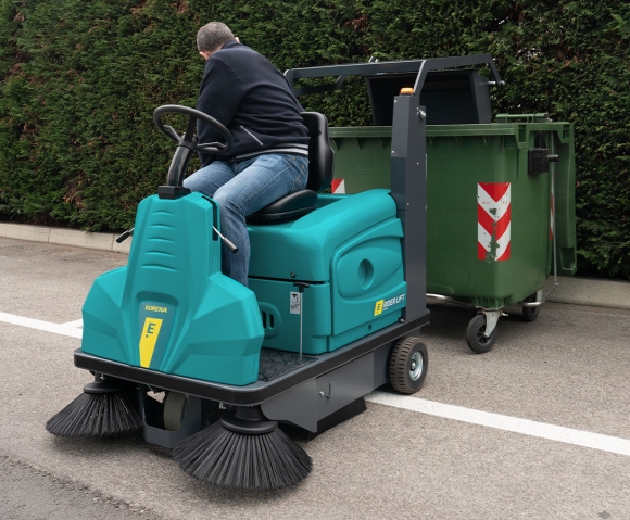 Rider Lift spazzatrice uomo a bordo con scarico rifiuti in quota