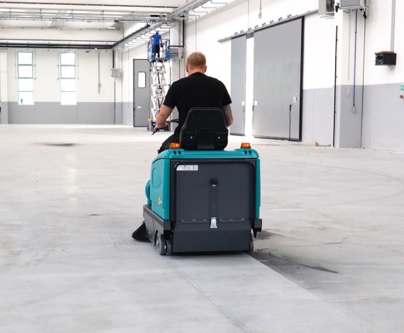 Tigra spazzatrice uomo a bordo per pulizia magazzino