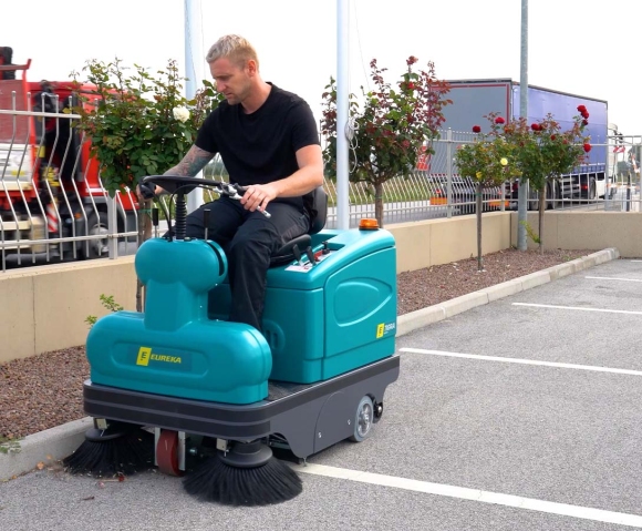 Tigra spazzatrice uomo a bordo per pulizia piazzale esterno