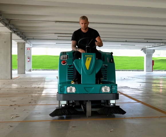 Spazzatrice industriale Extrema per pulizia parcheggi e piazzali